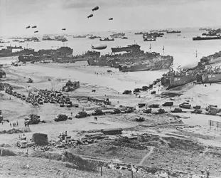 Fågelperspektiv över landstigningsfarkoster, spärrballonger och allierade trupper som landstiger i Normandie, Frankrike på D-dagen, 6 juni 1944